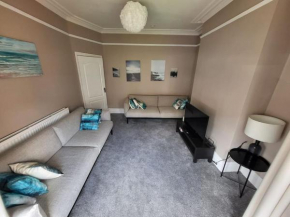 4 Bedroom house, 8 min to city!